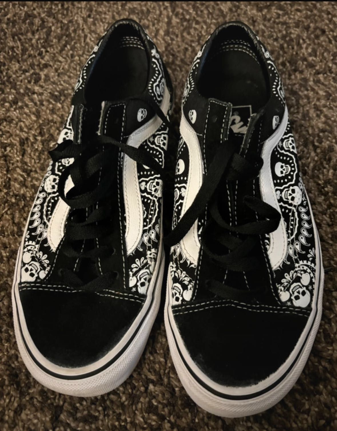 Ténis com caveiras da Vans