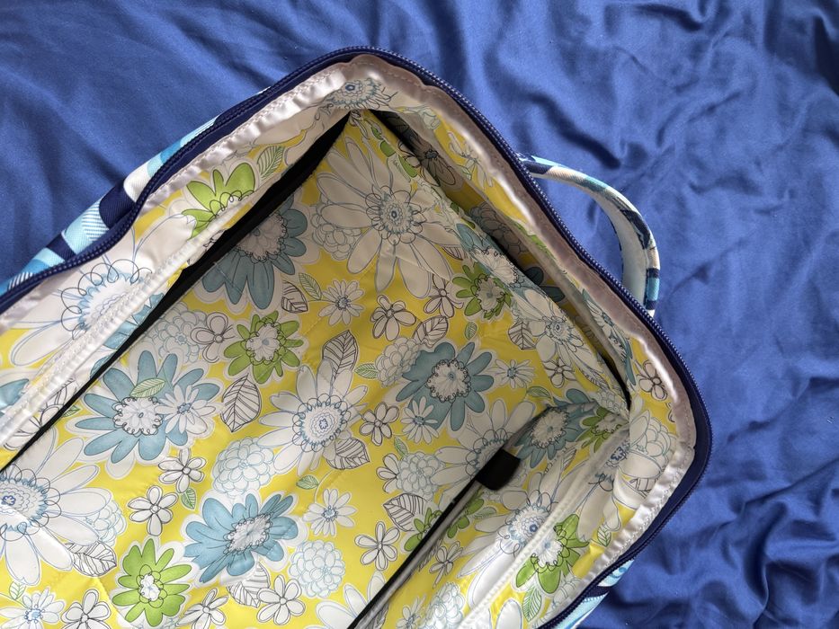 Walizka miękka na kółkach marki DAKINE niebieska w kwiaty hippie