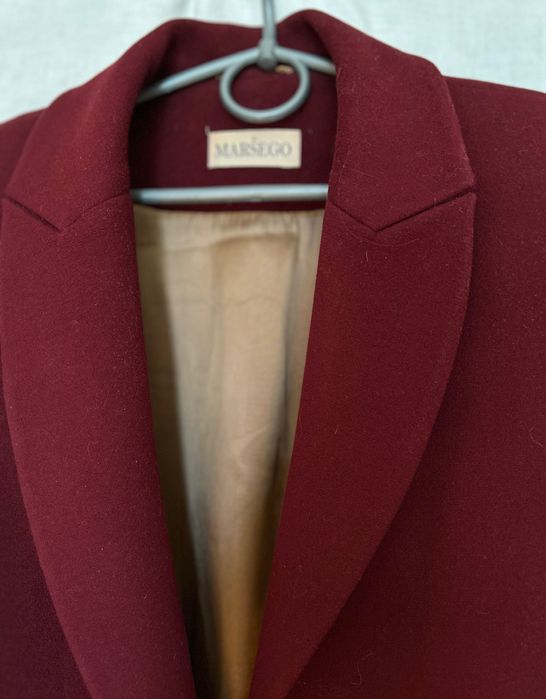 Демисезонное бордовое пальто бренда Masego