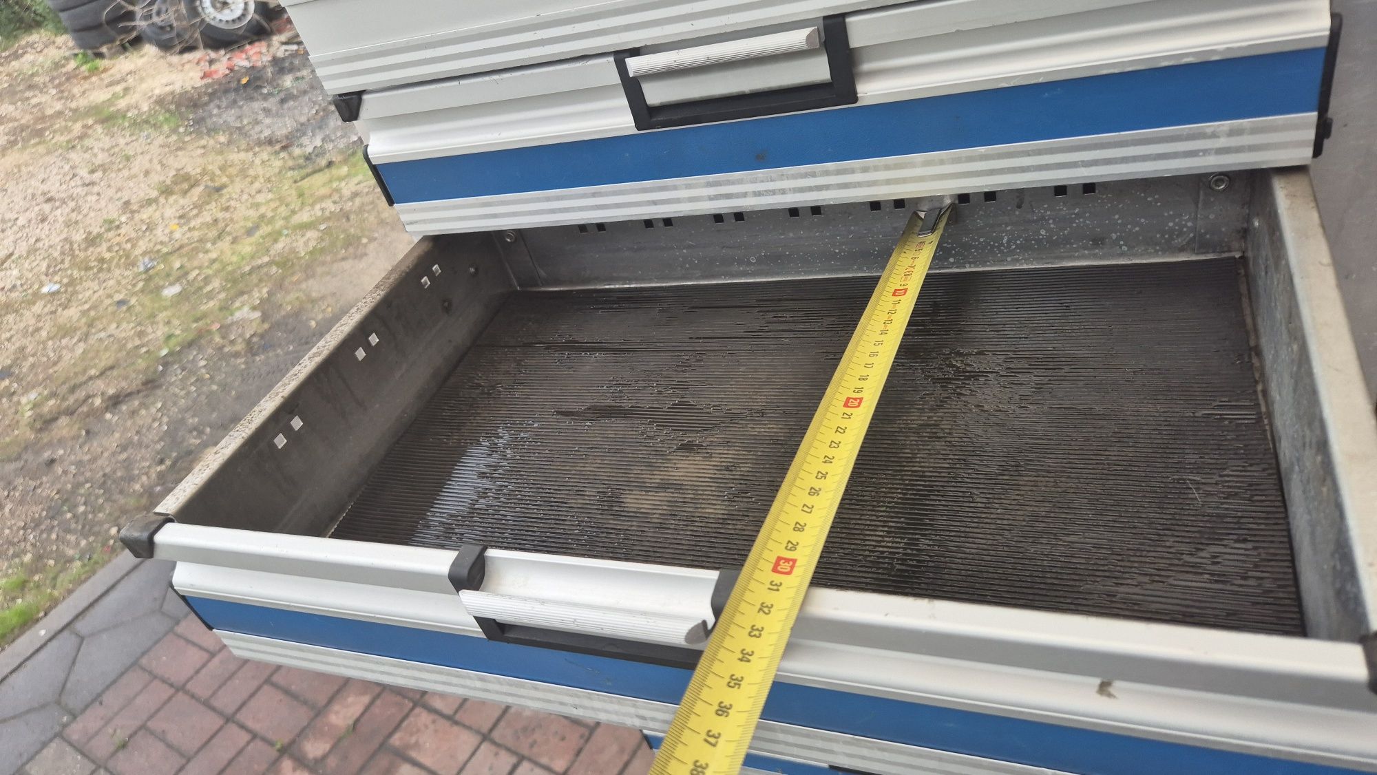 Szafka serwisową narzędziowa do busa