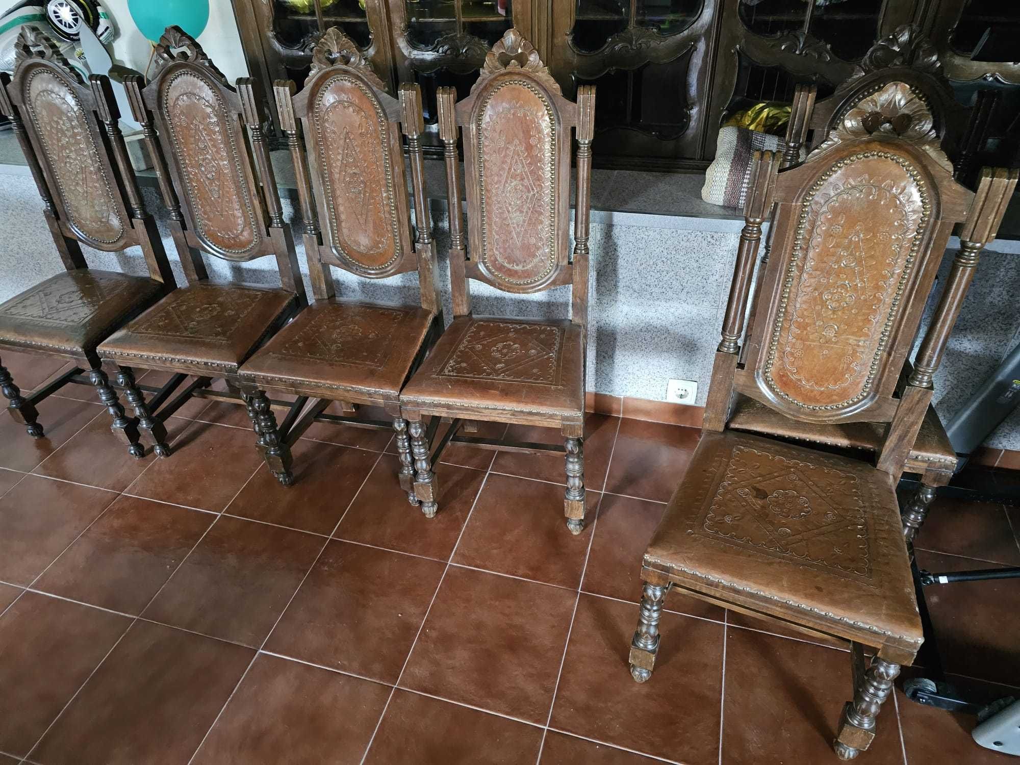 Conjunto de Cadeiras em Madeira Maciça e Couro – 10 Unidades