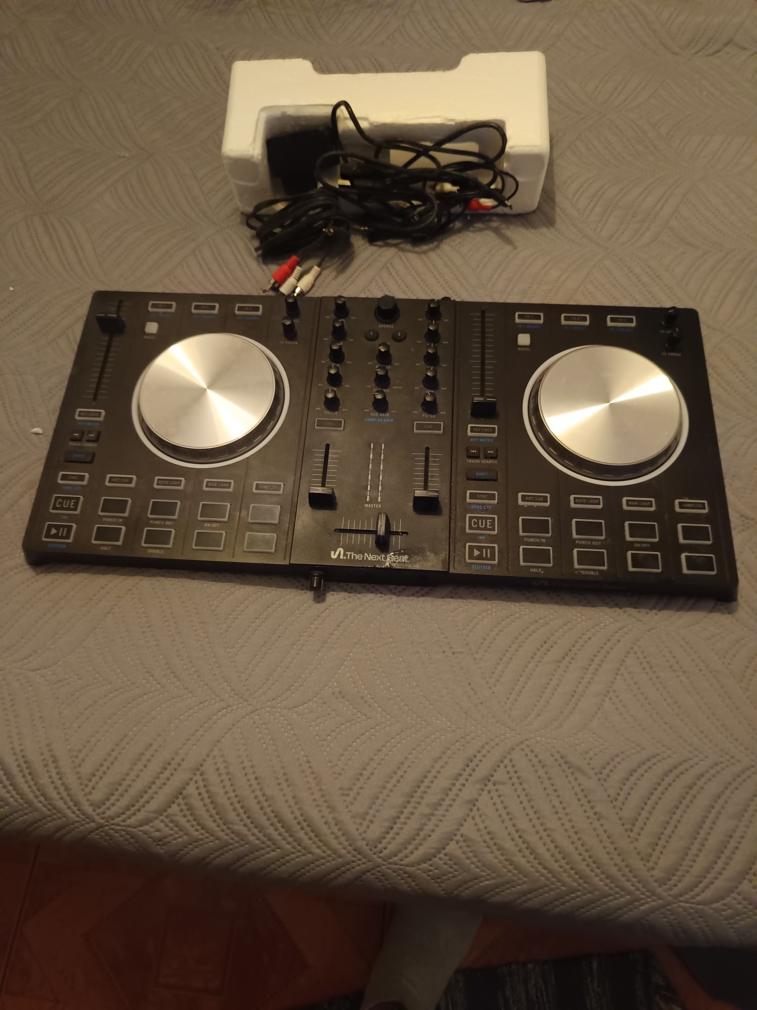 Mesa de Mistura - Edição limitada Tiesto
The Next Beat By Tiesto