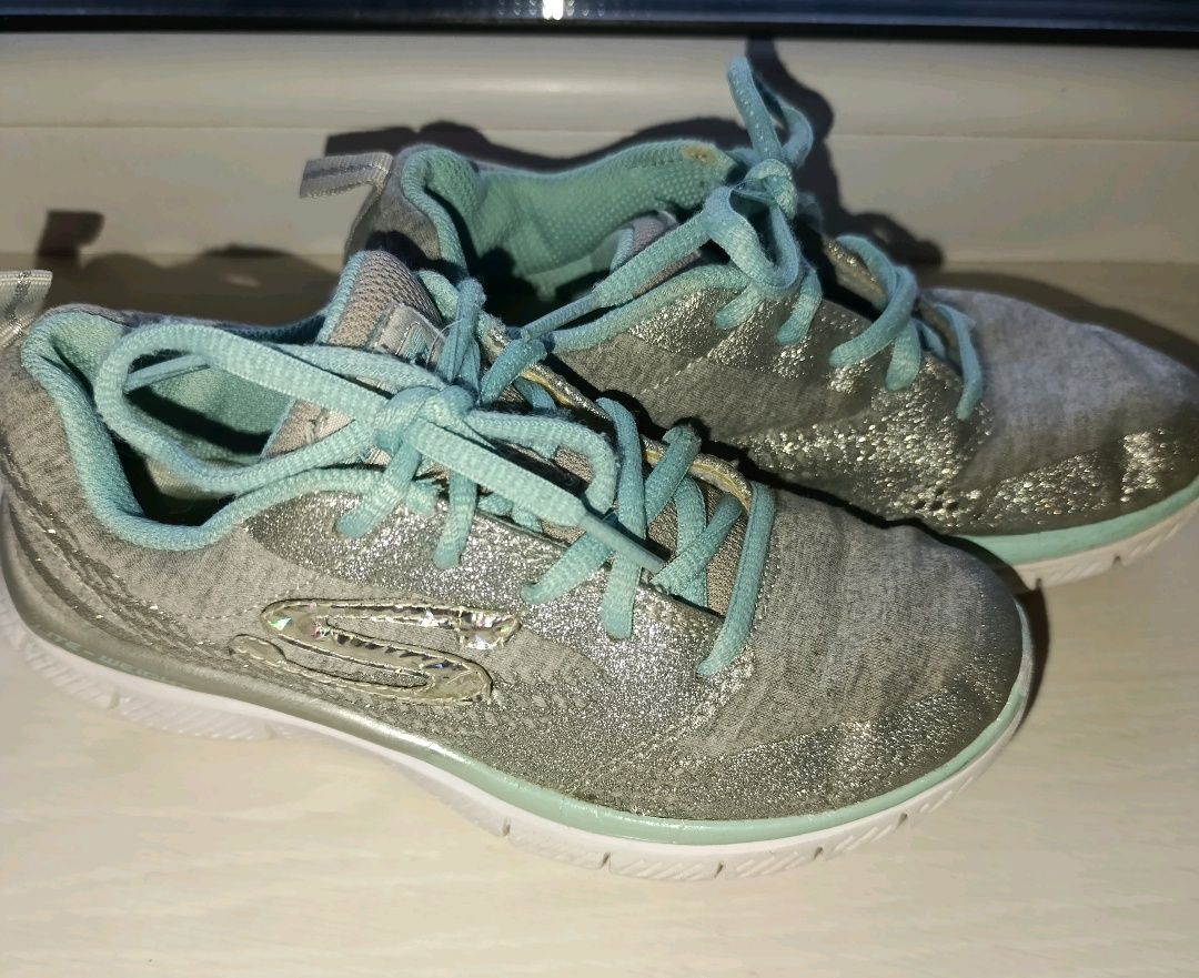 Кроссовки skechers для девочки.