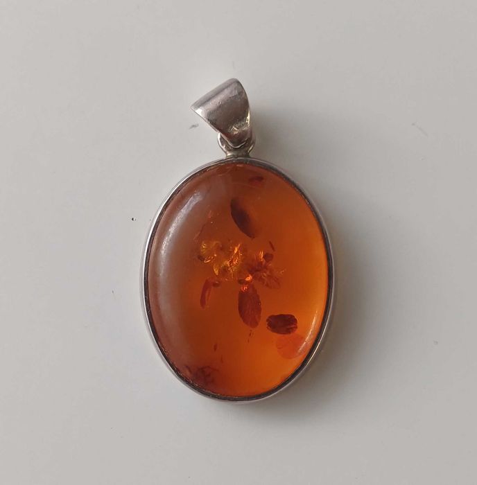 Wisiorek z bursztynem