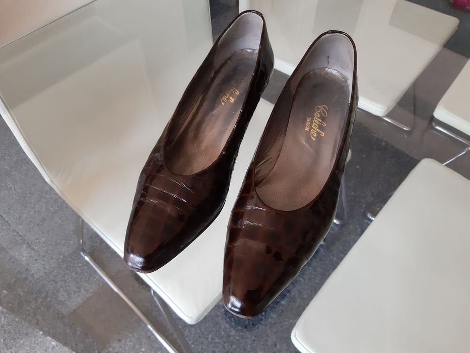 Sapatos castanhos em verniz efeito crocodilo em pele
