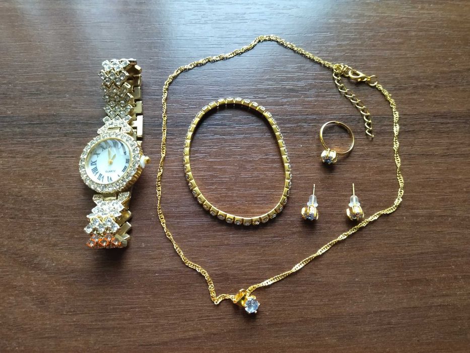 Набір біжутерії - годинник,браслет,сережки,ланцюжок, кільце.