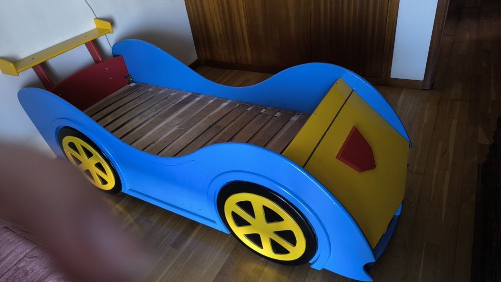 Cama de bebê com gavetas