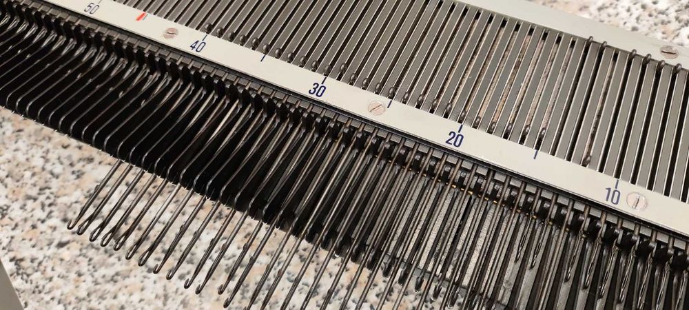 Продам вязальную машинку АDA  производство Польша