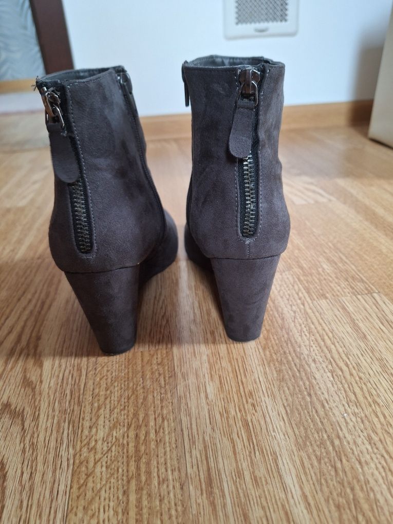 Buty/ kozaki/ botki  damskie na koturnie Graceland rozm. 39