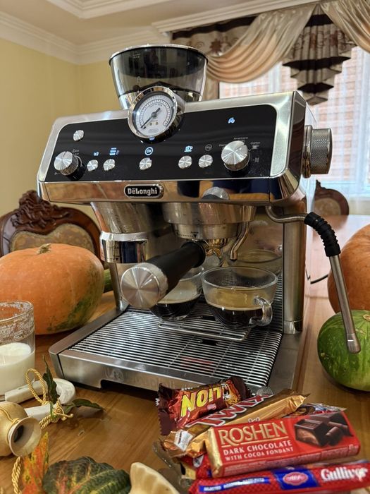 Продам привезену з Європи рожкову кофемашину delonghi EC 9555.m