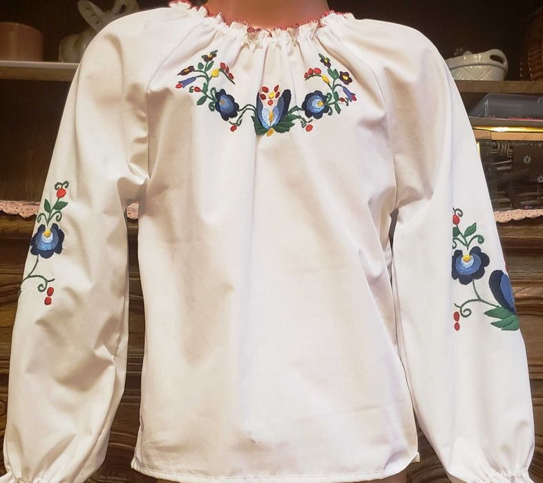 Bluzka do stroju krakowskiego ręcznie haftowana - dziewczęca