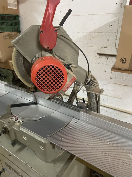 Serra de Esquadria OMGA com Sistema de Aspiração Integrado