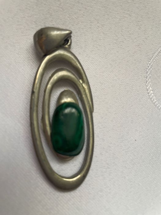 wisiorek malachitowy w oprawie metalowej