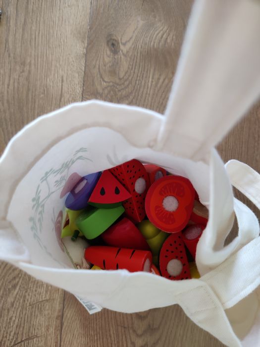 Drewniany stragan,sklep z wyposażeniem zara i H&M waga,kasa,kosz,torba