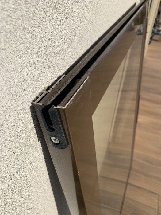 Janelas alumínio lacado com vidro duplo fumado.