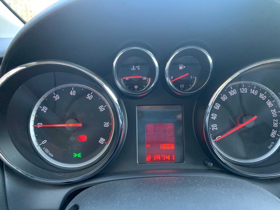 Opel Astra Sports Tourer 2011 1.6л