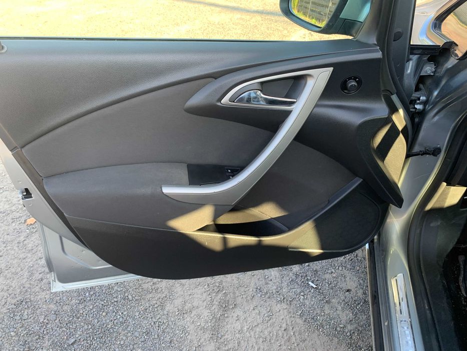 Opel Astra Sports Tourer 2011 1.6л