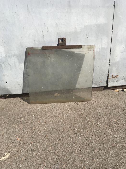 Стекло двери авто Москвич (Иж)