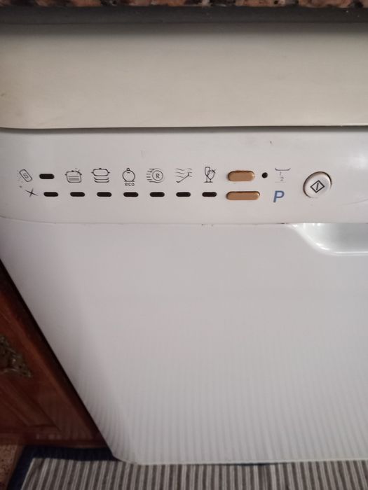 Máquina de lavar loiça Ariston (AVARIADA)