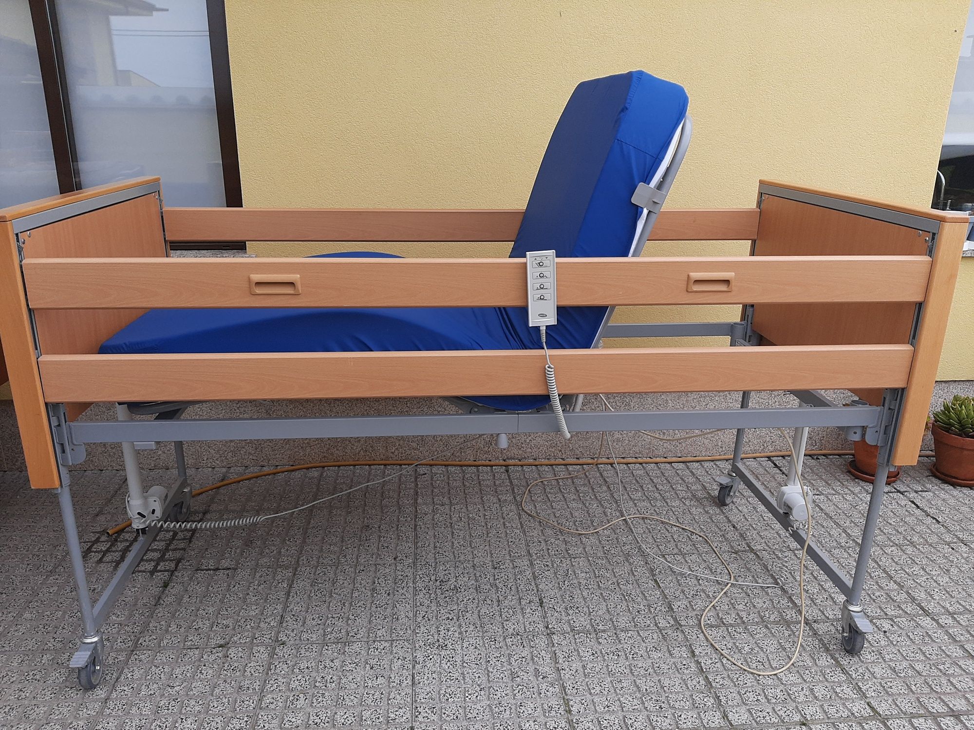 Cama articulada elétrica e elevatória hospitala Invacare