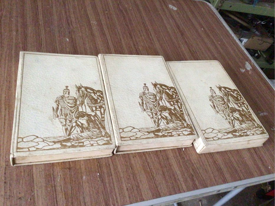 Volume de 3 livros da Historia Universal em bom estado