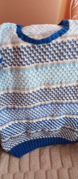 Sweter damski robiony na drutach niebieski