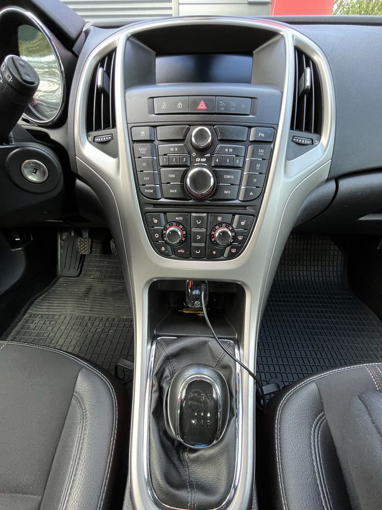 Opel Astra J Sports Tourer 1.4 turbo 140 KM nowy rozrząd.
