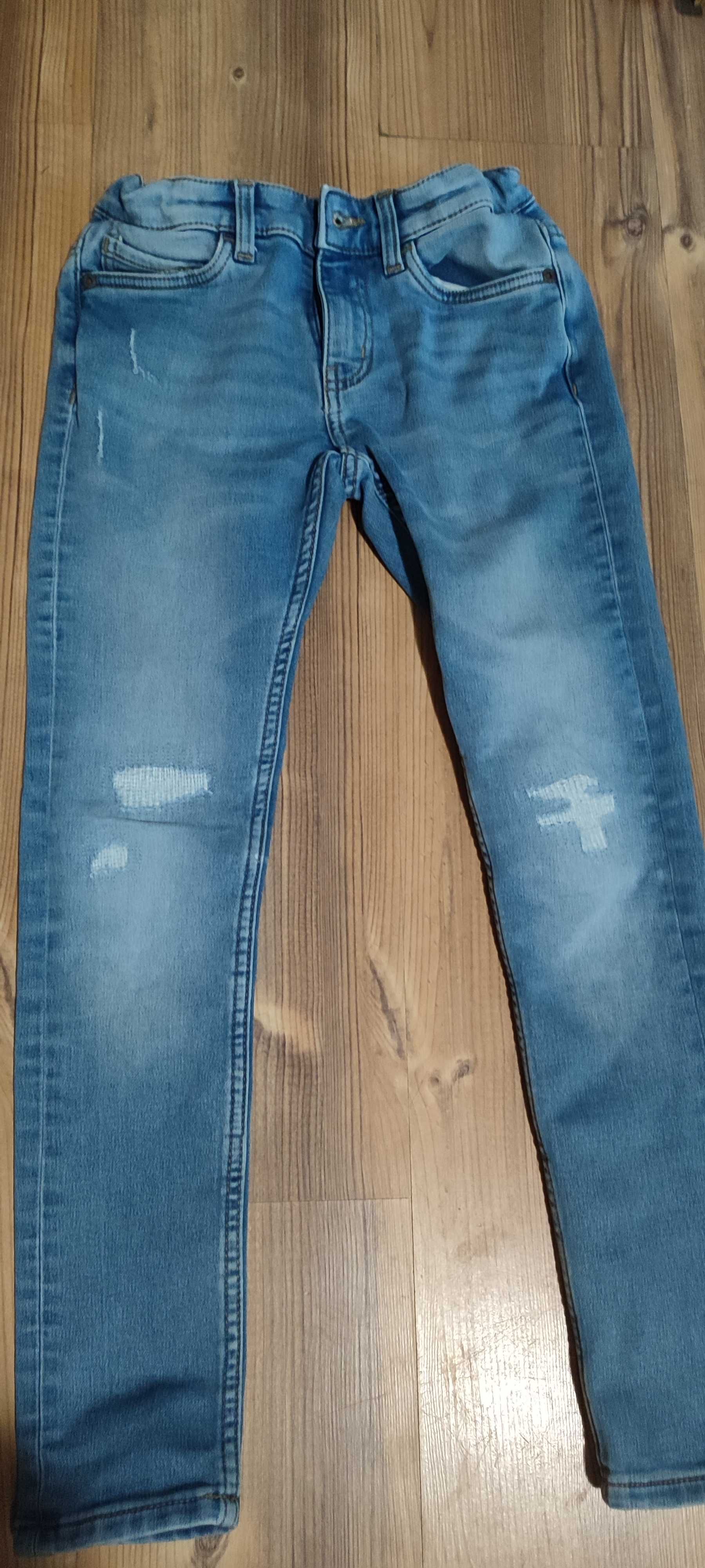 Spodnie jeansowe chłopięce rozmiar 140 z fajnymi przetarciami