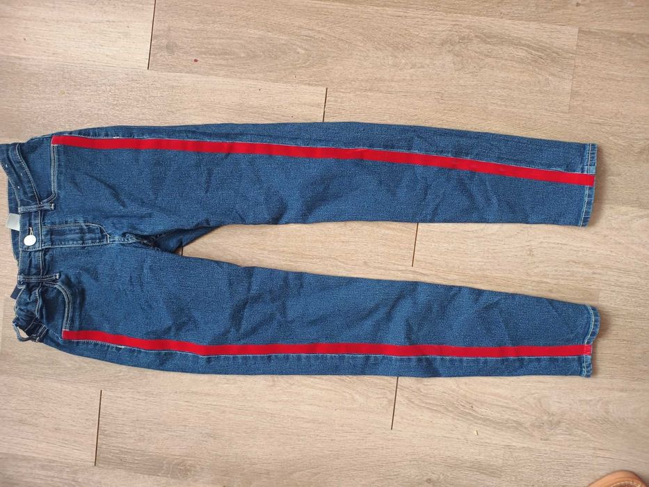 Jeansy rurki z czerwonym paskiem z boku H&M