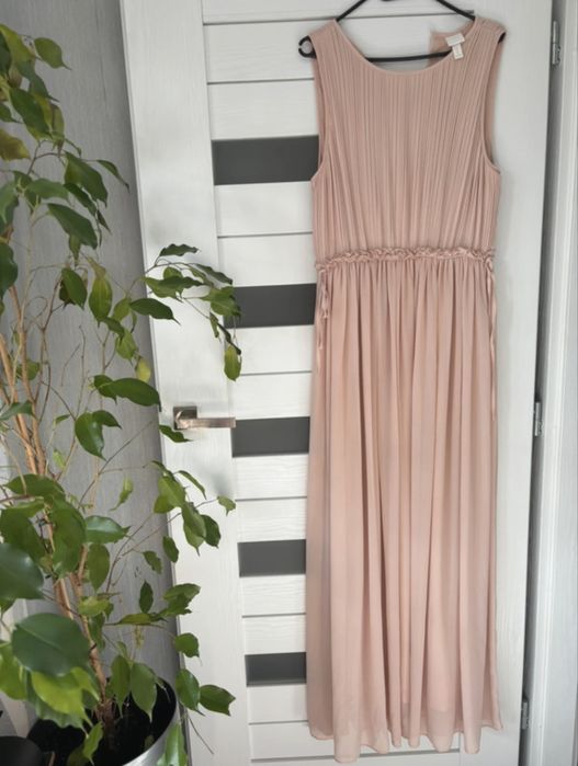 Długa jasna sukienka