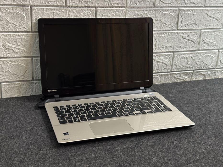 Ноутбук Toshiba L50 Core i3 8GB Батарея 4 години