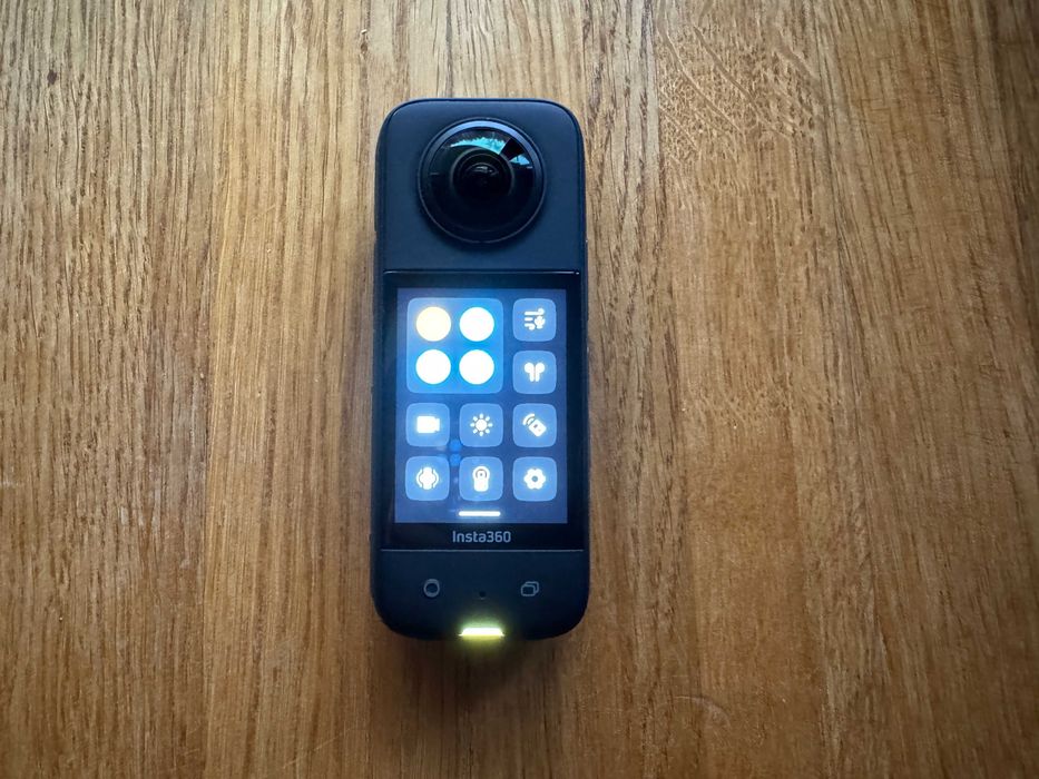 Экшн-камера Insta360 X3 (5.7K) + запасной аккумулятор + мягкий чехол