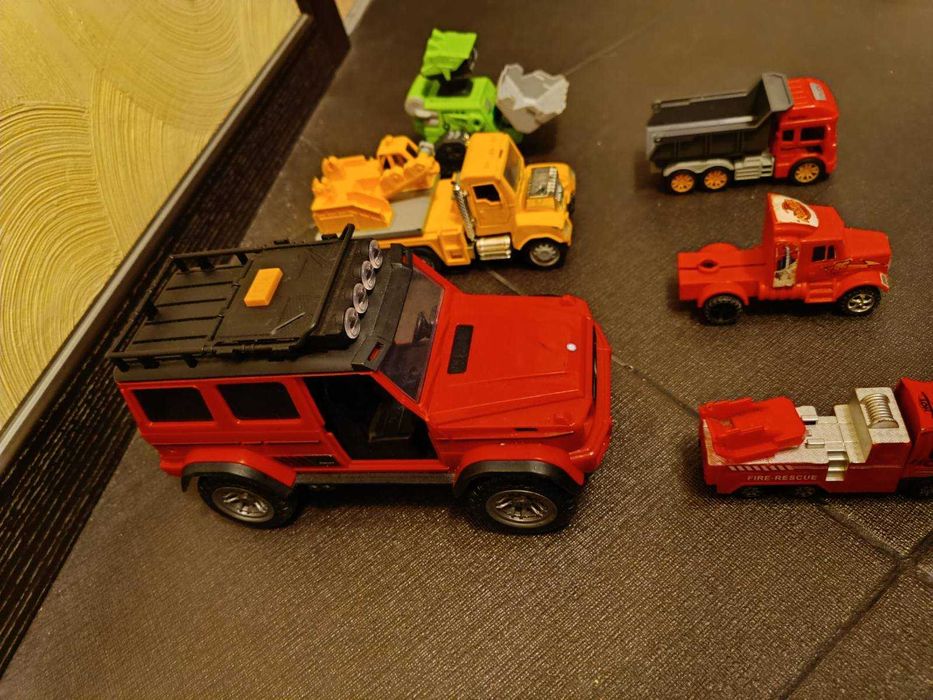 Лот з 6 машин, авто парк, вантажівки, екскаватор