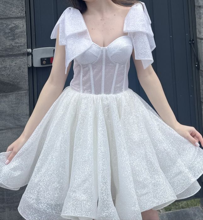 Біла випускна сукня