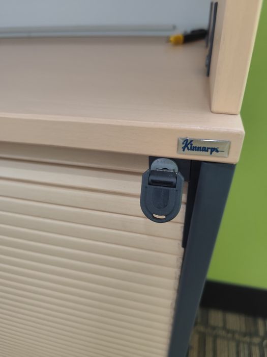 Szafki biurowe Kinnarps – z roletą, modułowe, wys. 130 cm