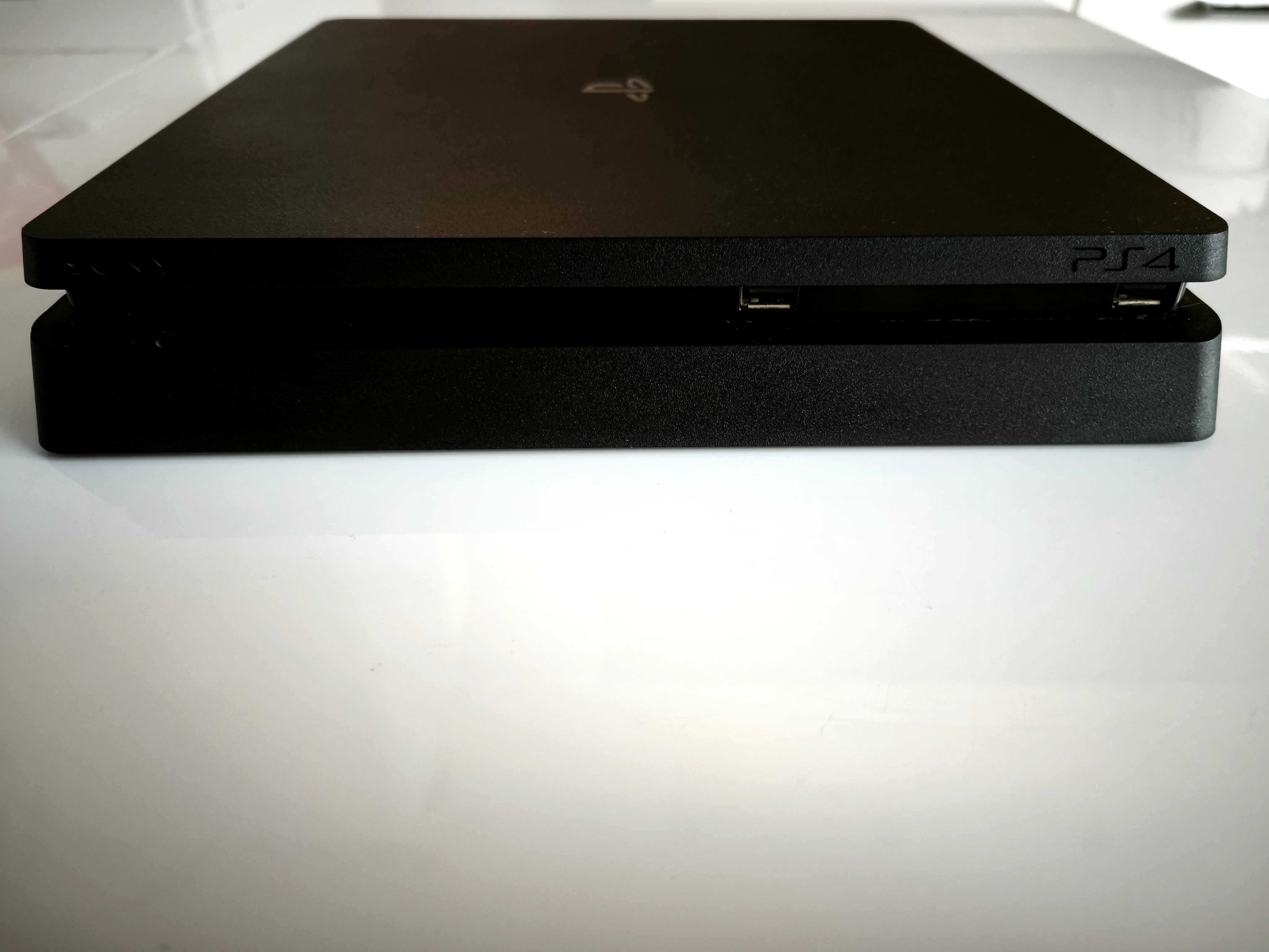 PlayStation 4 slim + 3 gry