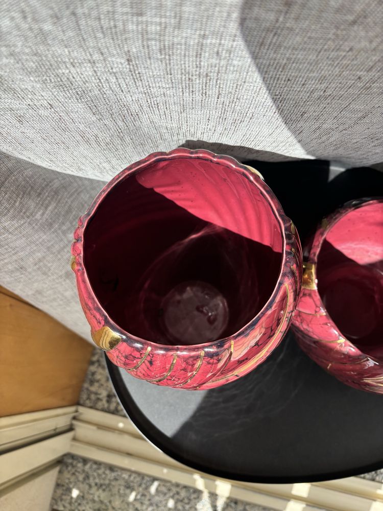 Conjunto vasos bordô com detalhes dourados