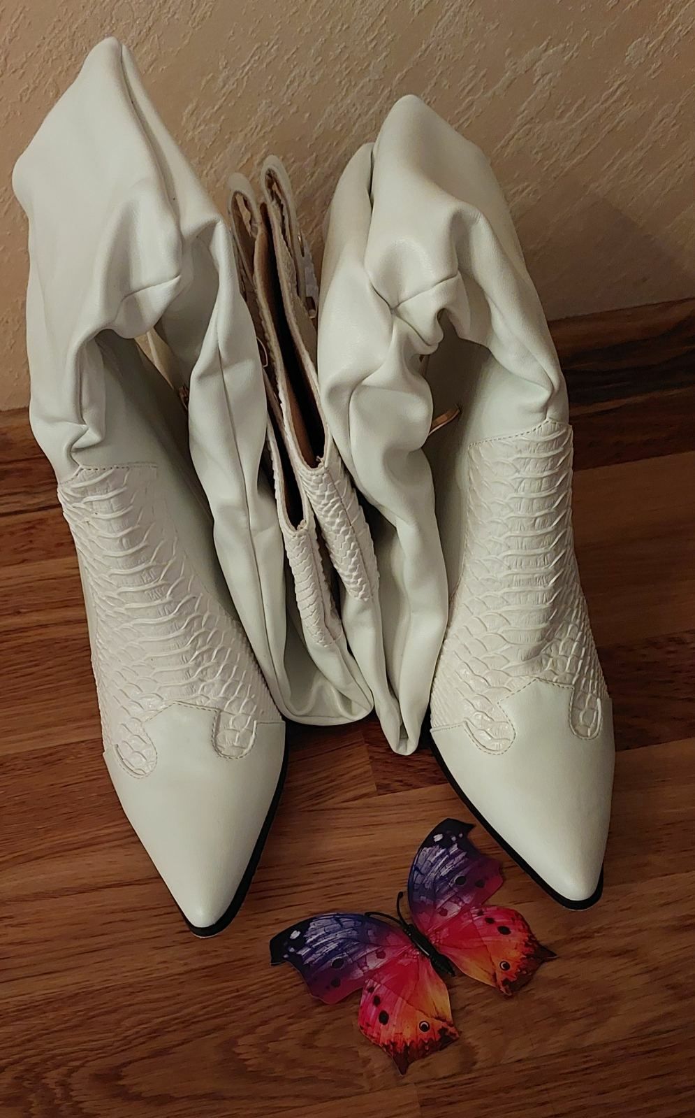 Белые ботфорты кожаные с вставками кожи крокодила размер 40