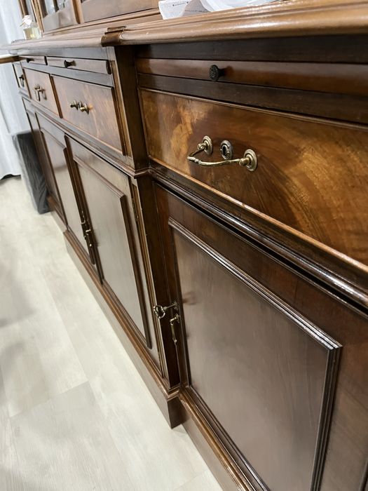 Conjunto louceiro + mesa com 6 cadeiras.