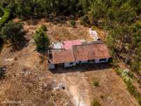 Casa antiga com terreno amplo em Salir de Matos