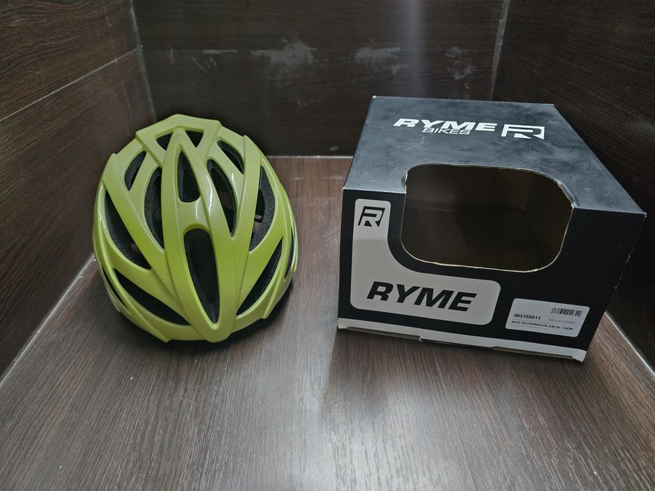 Capacete sapatos e selim ciclismo