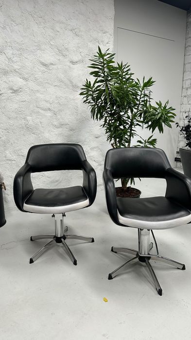 Крісла. Крісла для майстрів. Чорно-білі крісла