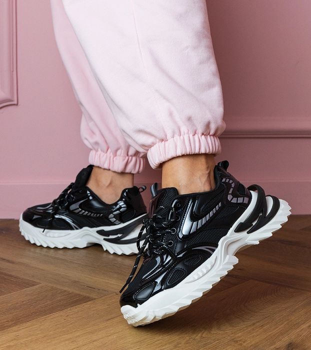 Czarne sneakersy sportowe na stylowej podeszwie Carina