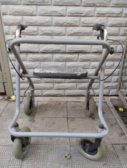 Ходунки на колёсах для лиц с ограниченными возможностями