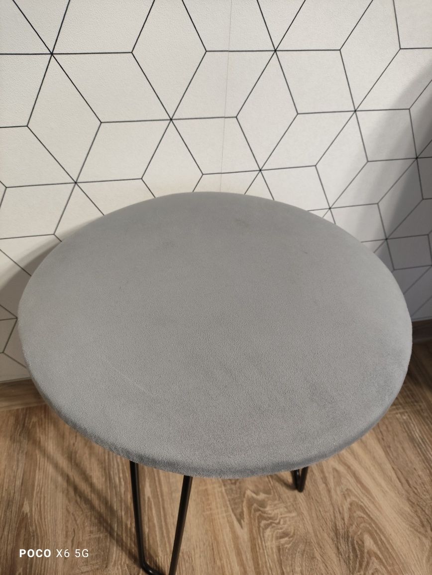 Taboret stolik trójnóg