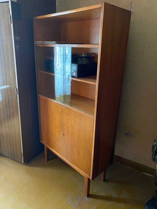 kredens biblioteczka wąska PRL na kwadratowych nóżkach.