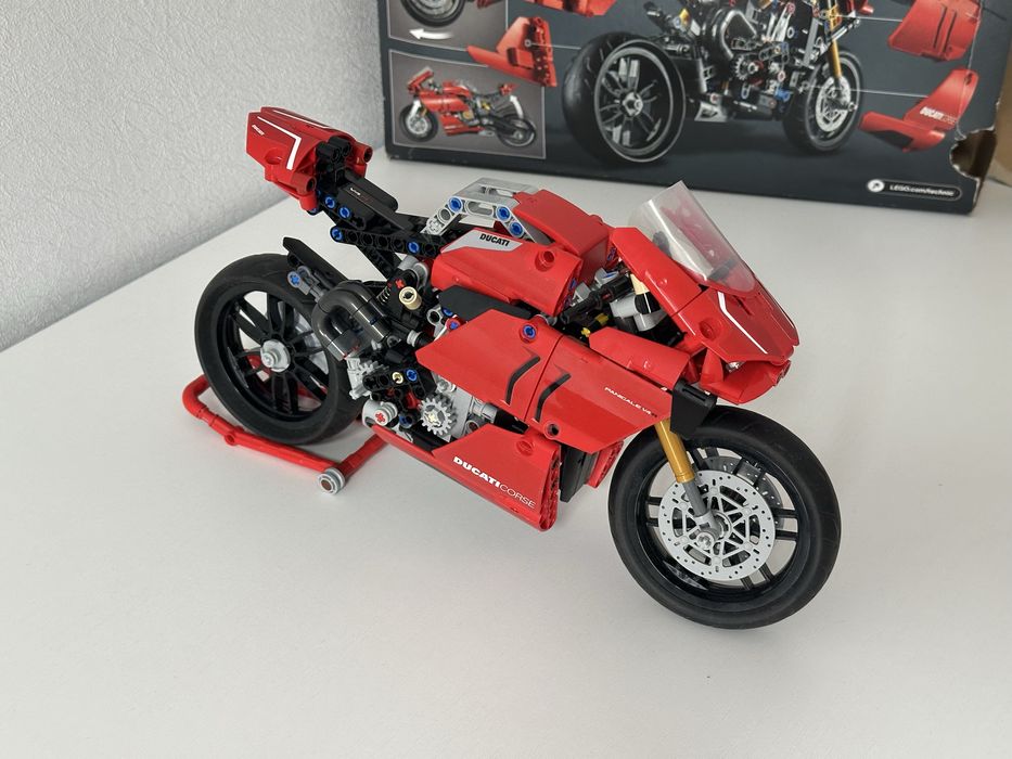 Конструктор LEGO TECHNIC 42107 Ducati Panigale V4 R