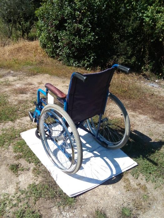 Cadeira de Rodas Usada em Bom Estado