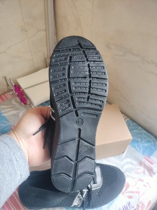 Tênis novos  pretos em caixa