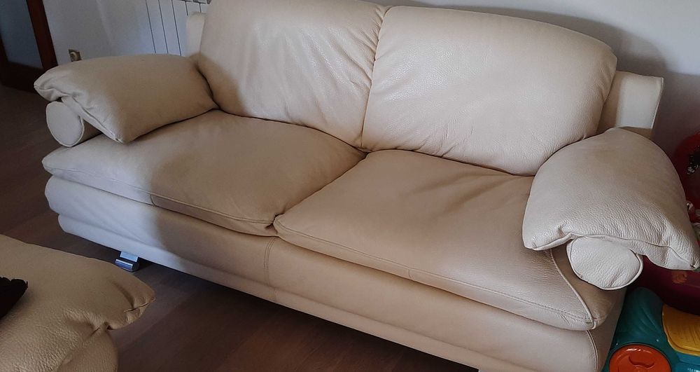 2 sofás em pele branco marfim em bom estado